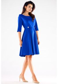 Awama - Elegancka sukienka rozkloszowana z ozdobnymi guzikami niebieska. Okazja: do pracy. Kolor: niebieski. Styl: elegancki