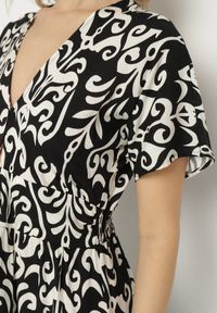 Born2be - Czarna Sukienka z Wiskozy w Abstrakcyjny Wzór Faledira. Okazja: na co dzień. Typ kołnierza: dekolt w serek. Kolor: czarny. Materiał: wiskoza. Długość rękawa: krótki rękaw. Typ sukienki: proste. Styl: klasyczny, casual #7