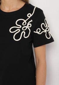 Born2be - Czarny T-shirt z Kwiatowymi Aplikacjami Tilenna. Okazja: na co dzień. Kolor: czarny. Materiał: jeans. Wzór: aplikacja, kwiaty. Styl: klasyczny, elegancki, casual #5