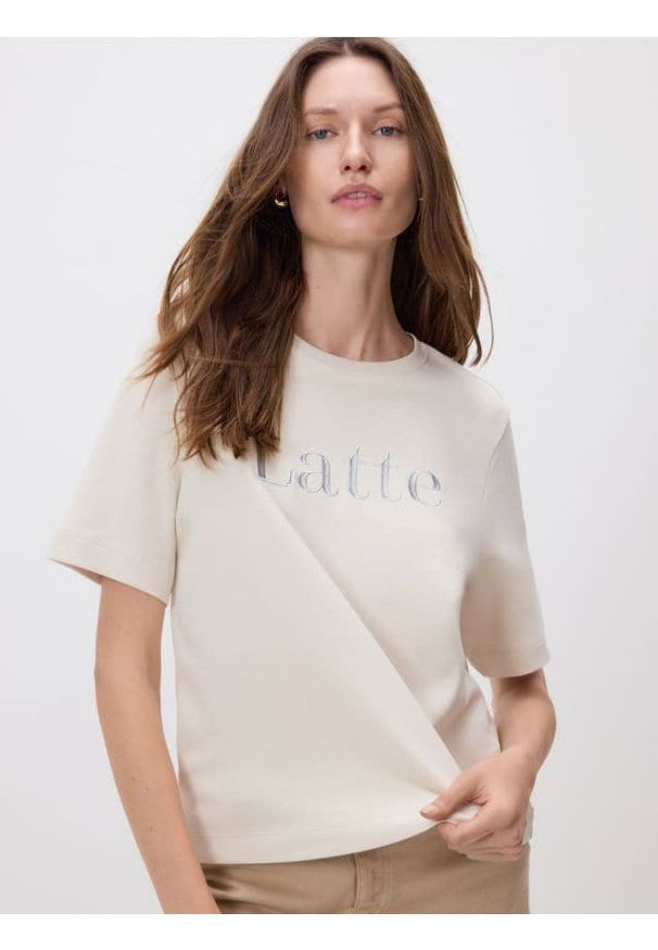Reserved - T-shirt z haftowanym napisem - beżowy. Kolor: beżowy. Materiał: bawełna, dzianina. Wzór: haft, napisy