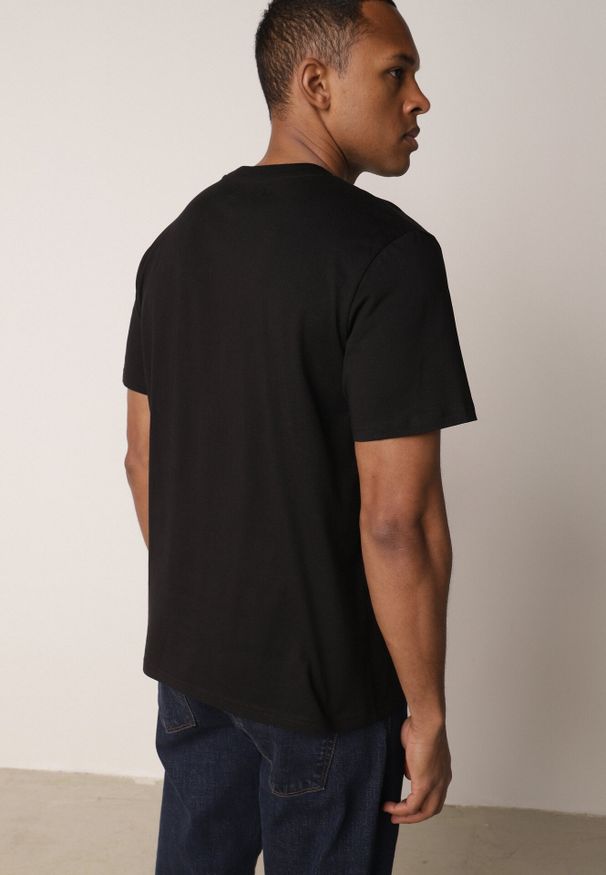 Born2be - Czarna Koszulka T-shirt z Bawełny Ozdobiona Napisem Palidia. Okazja: na co dzień. Typ kołnierza: kaptur. Kolor: czarny. Materiał: bawełna. Wzór: napisy, aplikacja. Styl: casual