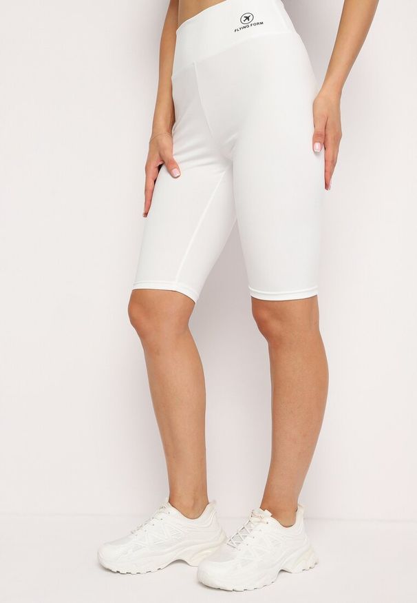 Born2be - Białe Szorty Kolarki z Wysokim Stanem i Gumką w Pasie Delnea. Stan: podwyższony. Kolor: biały. Długość: krótkie. Sezon: lato