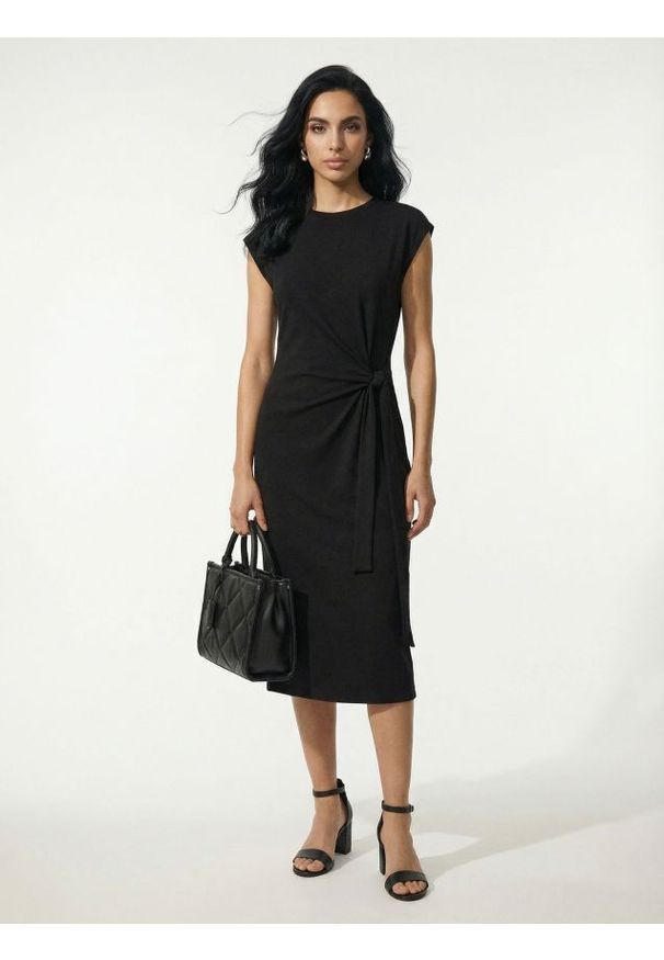 Sinsay - Bawełniana sukienka midi z dekoracyjnym wiązaniem i rozcięciem - czarny. Kolor: czarny. Materiał: bawełna. Długość: midi