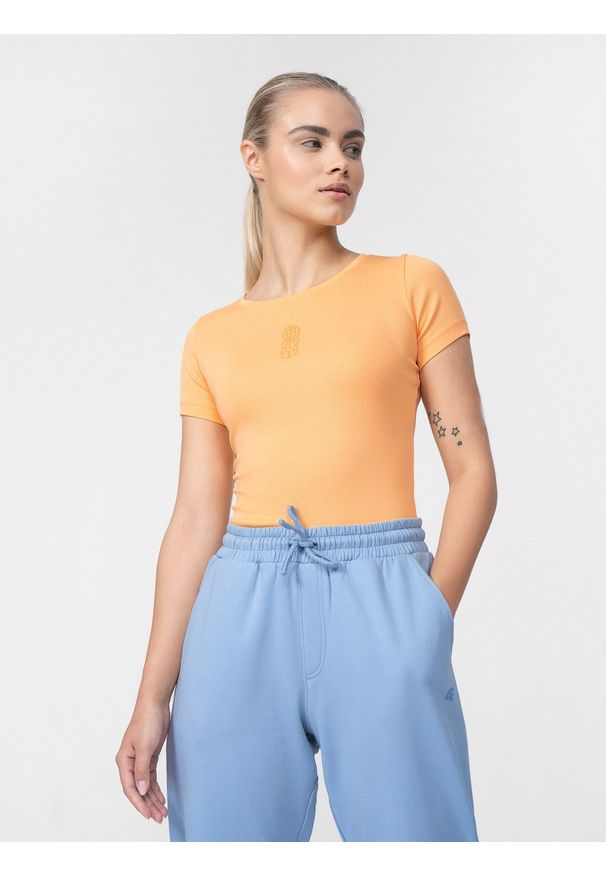 4f - T-shirt slim z prążkowanej dzianiny damski. Kolor: pomarańczowy. Materiał: dzianina, prążkowany. Wzór: nadruk, haft