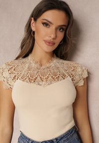 Renee - Beżowa Koronkowa Bluzka z Ozdobnym Dekoltem i Krótkim Rękawem Fereile. Kolor: beżowy. Materiał: koronka. Długość rękawa: krótki rękaw. Długość: krótkie. Wzór: ażurowy #3