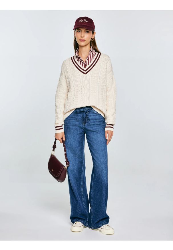 Big-Star - sweter damski z wiskozy z dekoltem v-neck kremowy cyntylia 102. Kolor: kremowy. Materiał: wiskoza. Wzór: ze splotem. Styl: klasyczny