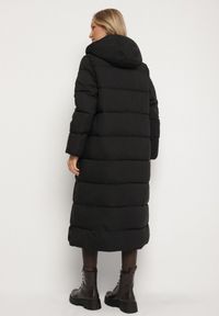 Born2be - Czarna Długa Pikowana Kurtka z Kapturem Afarriva. Okazja: na spacer, do pracy, na co dzień, na spotkanie biznesowe. Typ kołnierza: kaptur. Kolor: czarny. Długość: długie. Styl: elegancki, casual, klasyczny, biznesowy #2