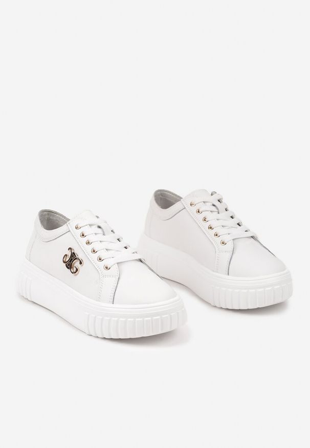Renee - Białe Sneakersy ze Skóry Naturalnej na Grubej Podeszwie z Metalowym Detalem Evoniah. Okazja: na co dzień. Kolor: biały. Materiał: skóra. Szerokość cholewki: normalna