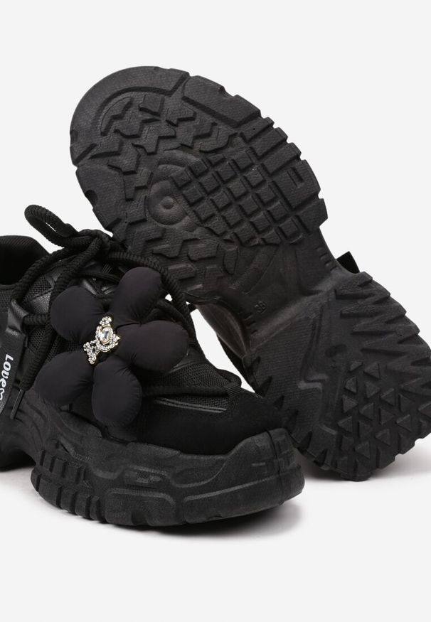 Renee - Czarne Sneakersy na Tłoczonej Podeszwie z Podwójnymi Sznurówkami i Kwiatową Naszywką Nitina. Nosek buta: okrągły. Zapięcie: sznurówki. Kolor: czarny. Materiał: materiał. Wzór: kwiaty, aplikacja. Obcas: na obcasie. Wysokość obcasa: niski