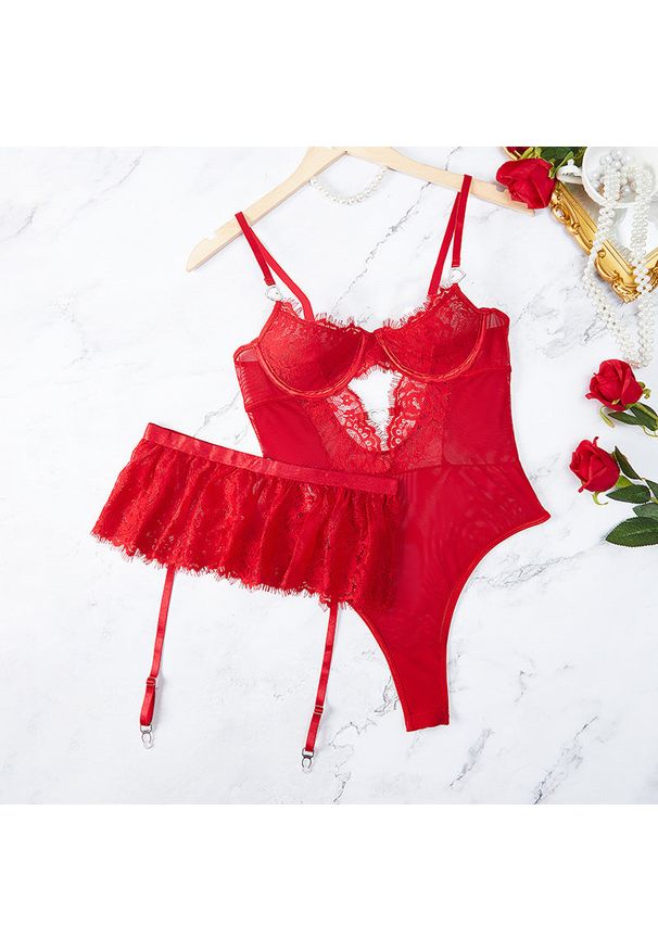 Intica - Body z koronką idealne na specjalne okazje Youngmi. Kolor: czerwony. Materiał: koronka. Wzór: koronka