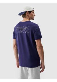 4f - T-shirt z nadrukiem męski - granatowy. Okazja: na co dzień. Kolor: niebieski. Materiał: bawełna, dzianina, jersey. Długość rękawa: krótki rękaw. Długość: krótkie. Wzór: nadruk. Styl: casual, sportowy