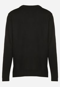 Born2be - Czarny Sweter z Wełną Zdobiony Guzikami przy Dekolcie Acandria. Okazja: na co dzień. Kolekcja: plus size. Kolor: czarny. Materiał: wełna. Wzór: aplikacja. Styl: klasyczny, casual, elegancki