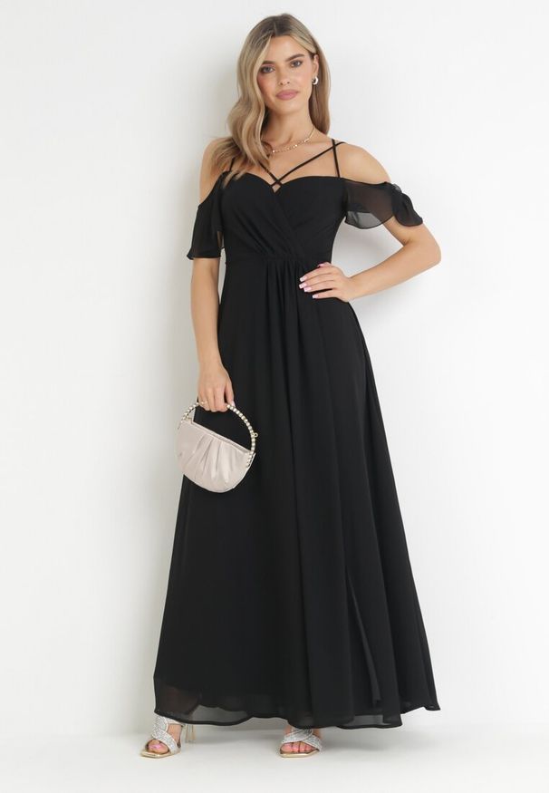 Born2be - Czarna Maxi Sukienka o Rozkloszowanym Fasonie na Cienkich Skrzyżowanych Ramiączkach Hendina. Kolor: czarny. Długość rękawa: na ramiączkach. Typ sukienki: kopertowe. Długość: maxi