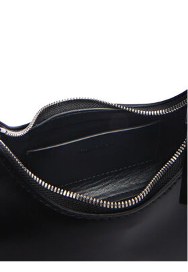 Calvin Klein Torebka Emblm Hw Lthr Mini LV04F3263G Czarny. Kolor: czarny. Materiał: skórzane