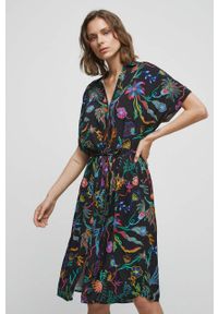 medicine - Medicine sukienka kolor czarny midi prosta. Kolor: czarny. Materiał: tkanina. Długość rękawa: krótki rękaw. Typ sukienki: proste. Długość: midi #1