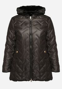 Born2be - Czarna Pikowana Kurtka z Kapturem Ocieplana Futerkiem Lealinea. Okazja: na co dzień. Typ kołnierza: kaptur. Kolekcja: plus size. Kolor: czarny. Materiał: futro. Długość: długie. Styl: casual #4