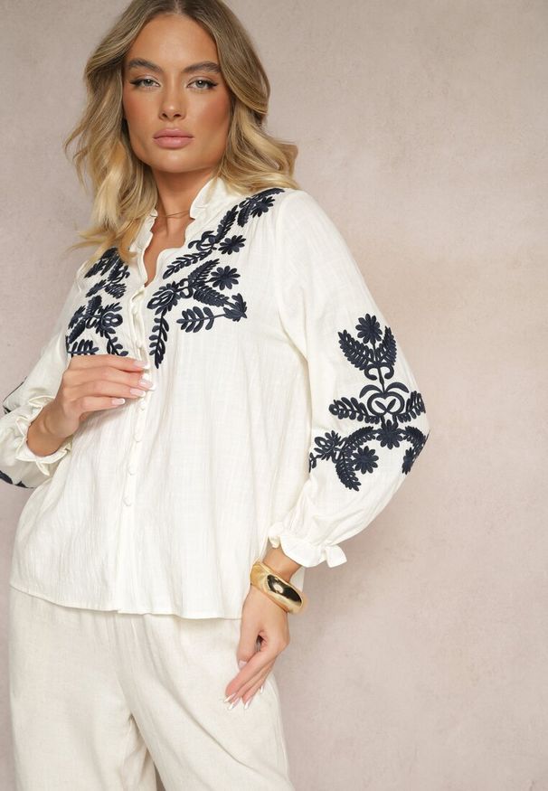 Renee - Beżowa Koszula z Wiskozą Bawełną i Haftowanym Wzorem Analessa. Okazja: na co dzień. Typ kołnierza: kołnierzyk klasyczny. Kolor: beżowy. Materiał: bawełna, wiskoza. Wzór: haft. Styl: casual, klasyczny