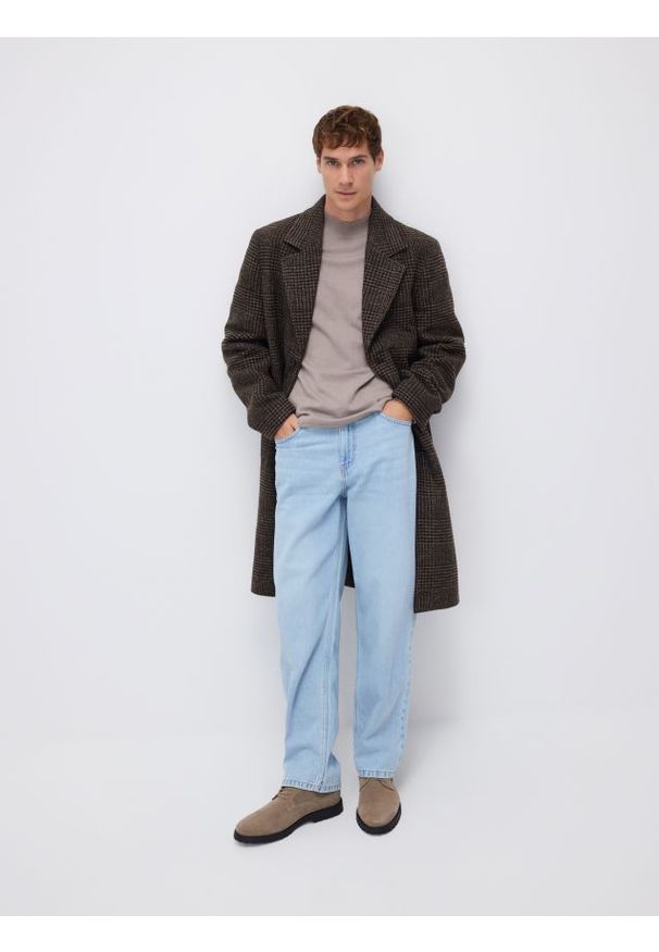 Reserved - Jeansy straight z efektem sprania - niebieski. Kolor: niebieski