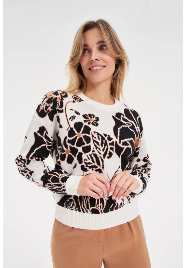 MOODO - Sweter z kwiaty ecru. Materiał: poliamid, poliester, wiskoza. Wzór: kwiaty