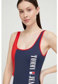 Tommy Jeans jednoczęściowy strój kąpielowy kolor granatowy miękka miseczka. Kolor: niebieski. Materiał: materiał, dzianina #3