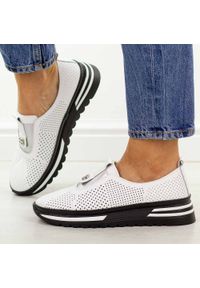 Białe ażurowe skórzane półbuty damskie S.Barski 7092. Okazja: na spacer, na co dzień. Nosek buta: okrągły. Zapięcie: bez zapięcia. Kolor: biały. Szerokość cholewki: normalna. Wzór: ażurowy. Materiał: skóra. Sezon: wiosna, jesień, lato. Styl: casual, elegancki, sportowy, klasyczny #1