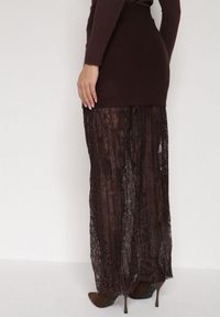 Born2be - Brązowa Dzianinowa Spódnica z Wiskozą Zdobiona Koronką i Guzikami Sewora. Okazja: na co dzień. Kolor: brązowy. Materiał: wiskoza, dzianina, koronka. Wzór: aplikacja, koronka. Styl: casual, klasyczny #4