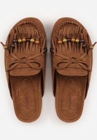 Born2be - Brązowe Klapki VICES Typu Mule z Koralikami Frędzlami i Kokardą Dioleora. Okazja: na co dzień. Kolor: brązowy. Wzór: aplikacja. Styl: casual, elegancki #6