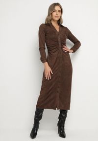 Born2be - Brązowa Koszulowa Sukienka z Imitacji Zamszu z Marszczeniem w Talii Eselea. Okazja: na co dzień. Typ kołnierza: kołnierzyk klasyczny, dekolt w serek. Kolor: brązowy. Materiał: zamsz. Typ sukienki: koszulowe. Styl: klasyczny, casual, elegancki #1