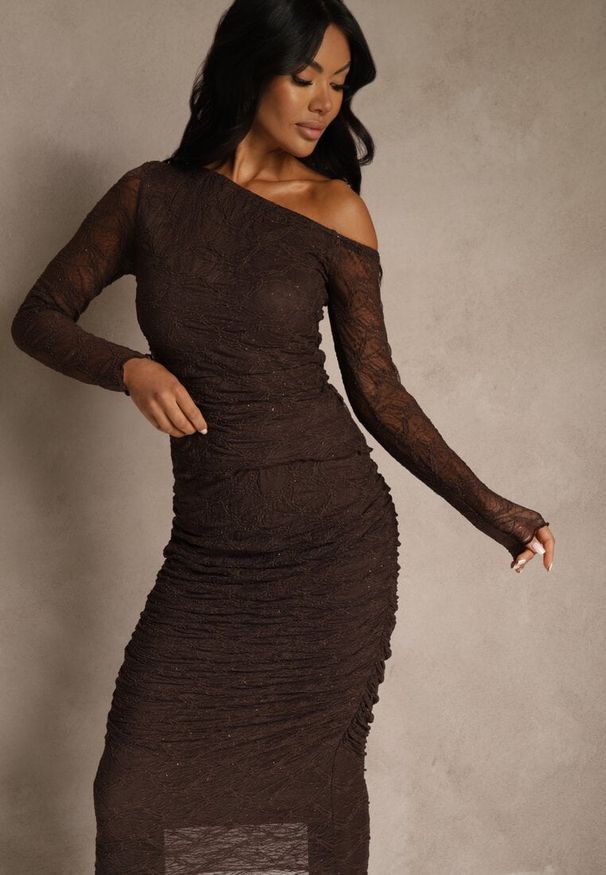 Renee - Brązowy Komplet z Koronki Ołówkowa Spódnica i Longsleeve Off Shoulder Nerinaera. Kolor: brązowy. Materiał: koronka. Wzór: koronka