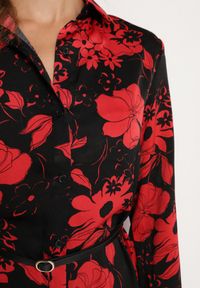 Born2be - Czarno-Czerwona Koszulowa Sukienka z Wiskozą w Kwiatowy Wzór z Dodatkowym Paskiem Ninira. Okazja: na co dzień, na spacer. Kolor: czarny. Materiał: wiskoza. Wzór: kwiaty. Typ sukienki: koszulowe. Styl: klasyczny, casual, elegancki #3