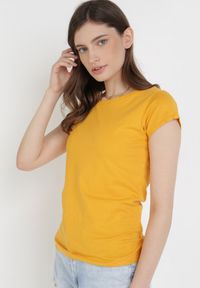Born2be - Żółty T-shirt Sinohsa. Kolor: żółty. Materiał: bawełna, dzianina. Długość rękawa: krótki rękaw. Długość: krótkie. Wzór: gładki