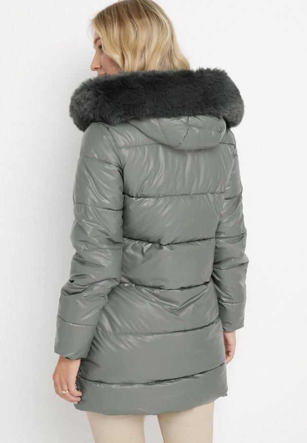 Born2be - Ciemnozielona Pikowana Kurtka z Kapturem i Futerkiem Sahria. Okazja: na co dzień. Typ kołnierza: kaptur. Kolor: zielony. Materiał: futro. Sezon: zima. Styl: klasyczny, casual, elegancki