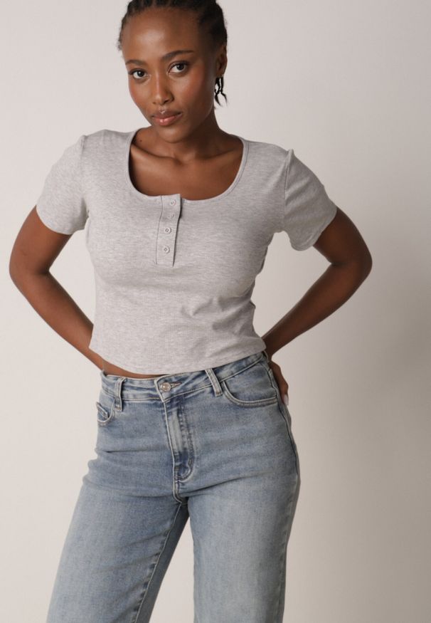 Born2be - Szary Prążkowany Top Bawełniany z Guzikami przy Dekolcie Nedera. Okazja: na co dzień. Kolor: szary. Materiał: prążkowany, bawełna. Styl: casual, klasyczny