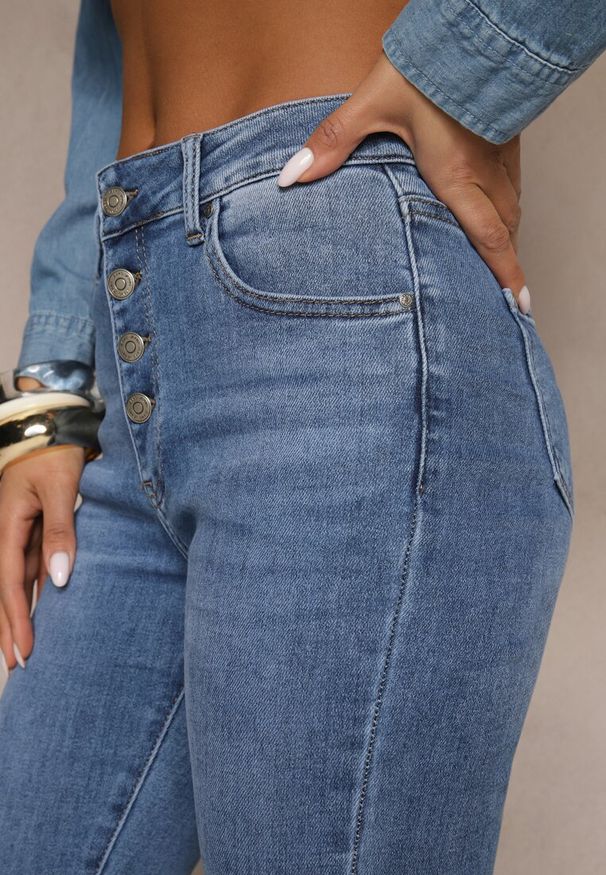 Renee - Niebieskie Jeansy Skinny z Bawełną High Waist Ozdobione Guzikami Felariel. Okazja: na co dzień. Stan: podwyższony. Kolor: niebieski. Wzór: aplikacja. Styl: elegancki, casual
