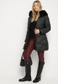 Born2be - Czarna Taliowana Kurtka z Pikowanymi Przeszyciami i Kapturem z Futrem Avileria. Okazja: na co dzień, na spacer. Kolekcja: plus size. Kolor: czarny. Materiał: futro. Styl: casual #3