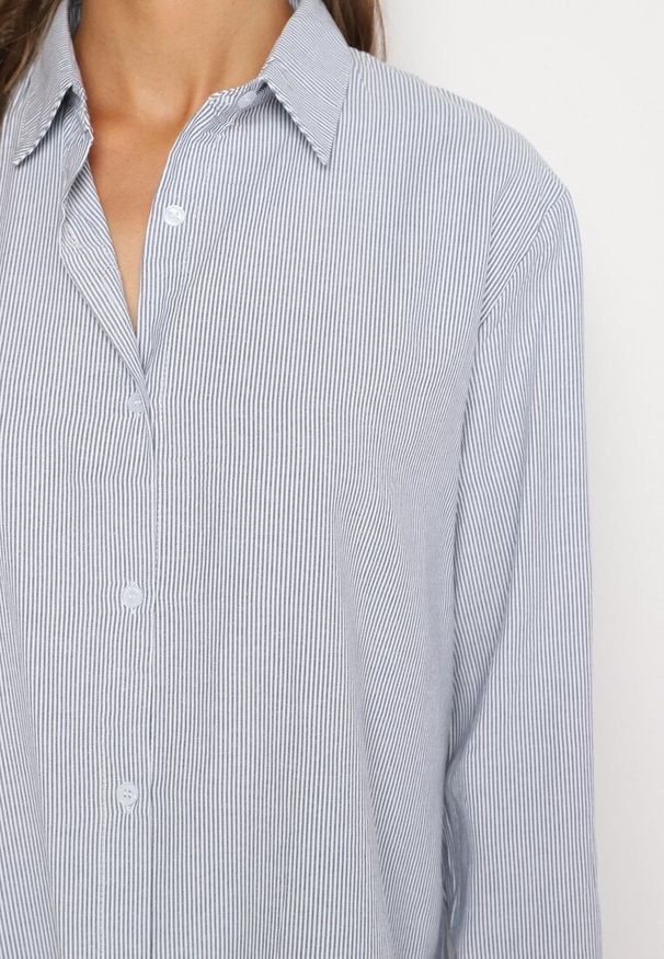 Born2be - Granatowo-Biała Koszula w Drobne Paski o Klasycznym Fasonie Arkelea. Okazja: na co dzień. Typ kołnierza: kołnierzyk klasyczny. Kolor: niebieski. Materiał: jeans. Długość rękawa: długi rękaw. Długość: długie. Wzór: paski. Styl: klasyczny