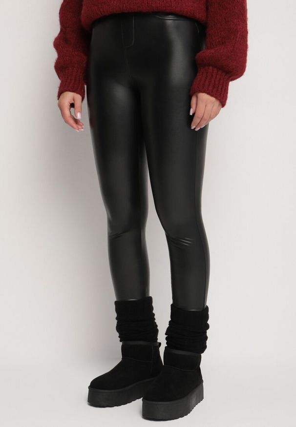 Born2be - Czarne Legginsy z Ekoskóry z Wysokim Stanem i Imitacją Kieszeni Merievia. Okazja: na co dzień. Stan: podwyższony. Kolor: czarny. Sezon: zima. Styl: klasyczny, casual, elegancki