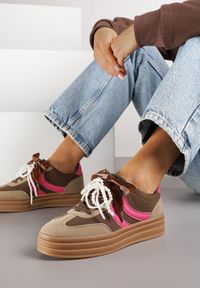 Renee - Brązowe Sneakersy Tenisówki na Tłoczonej Platformie Ozdobione Perłami Ashinne. Okazja: na co dzień. Kolor: brązowy. Wzór: aplikacja. Obcas: na platformie