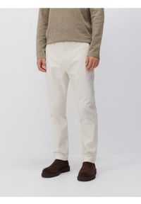 Reserved - Spodnie chino slim fit - złamana biel. Materiał: bawełna, tkanina