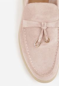 Renee - Różowe Mokasyny z Imitacji Zamszu Zdobione Zawieszką i Przeszyciem Aezoris. Okazja: na co dzień. Kolor: różowy. Materiał: zamsz. Wzór: aplikacja. Styl: casual, elegancki #9