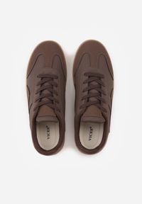 Born2be - Brązowe Sneakersy VICES Typu Klasyczne Tenisówki z Łączonych Materiałów Azinina. Okazja: na co dzień. Kolor: brązowy. Materiał: materiał #6