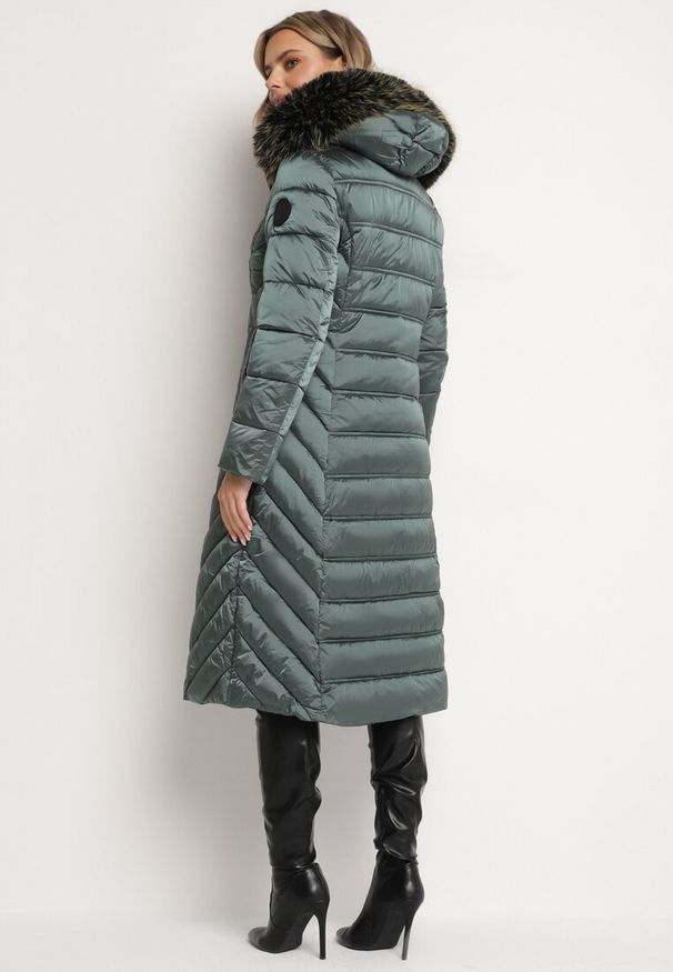 Born2be - Zielona Pikowana Kurtka Zimowa o Długim Kroju z Odpinanym Kapturem z Futrem Mintoria. Okazja: na co dzień. Kolor: zielony. Materiał: futro. Długość: długie. Sezon: zima. Styl: casual, elegancki
