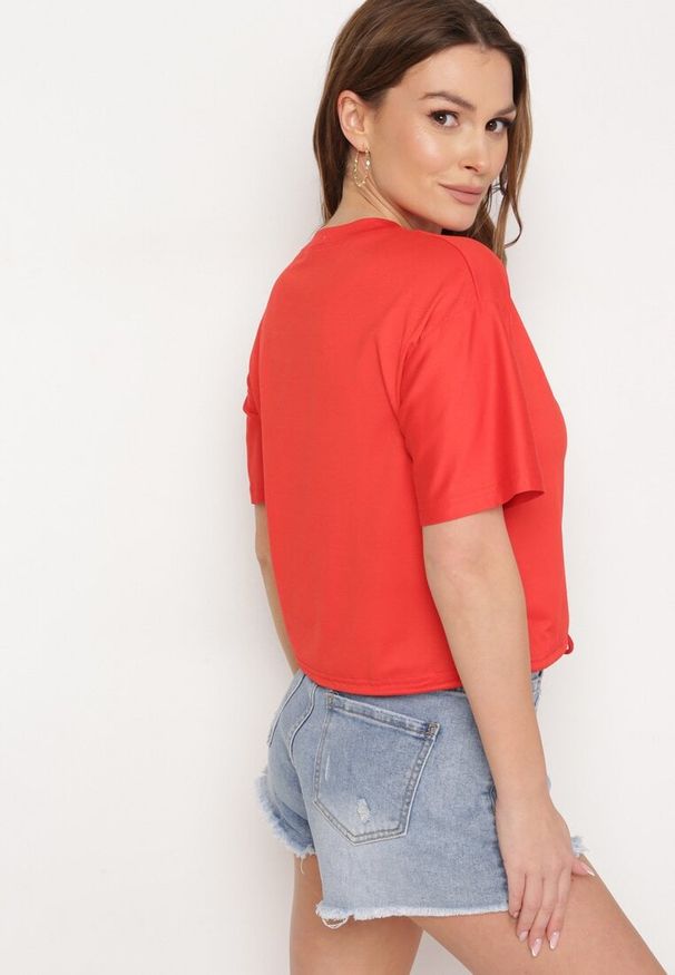 Born2be - Czerwony T-shirt Ściągany na Dole Troczkiem z Cyrkoniami i Nadrukiem Moasstra. Okazja: na co dzień. Kolor: czerwony. Materiał: jeans. Wzór: nadruk. Styl: casual