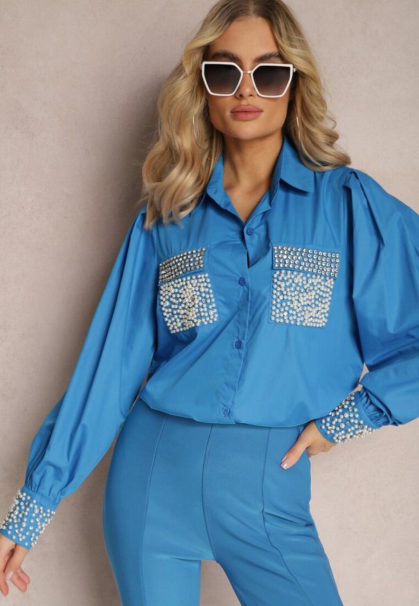 Renee - Niebieska Koszula z Biżuteryjnymi Cyrkoniami i Perełkami Quezia. Kolor: niebieski. Wzór: aplikacja