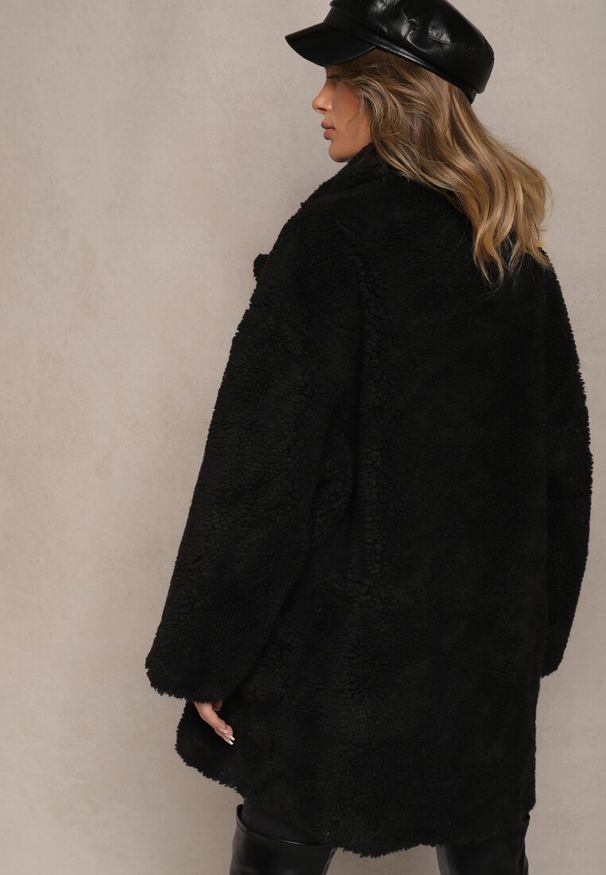 Renee - Czarna Kurtka Futerko w Stylu Teddy Ściągane w Talii Enarithiel. Okazja: na co dzień, na spotkanie biznesowe. Kolor: czarny. Materiał: futro. Styl: elegancki, biznesowy, casual