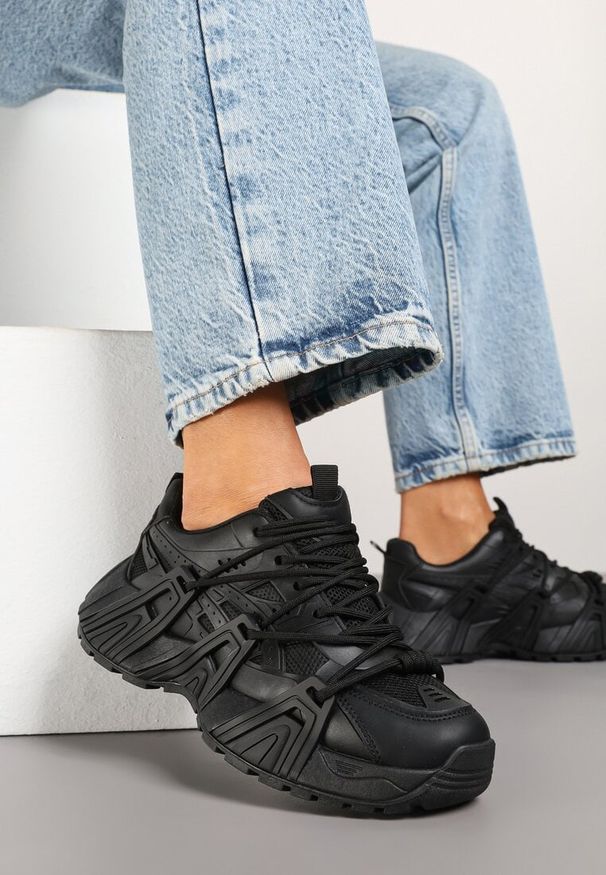 Born2be - Czarne Sneakersy z Geometrycznym Tłoczeniem Ulfitia. Okazja: na co dzień. Zapięcie: sznurówki. Kolor: czarny. Materiał: dresówka. Wzór: geometria