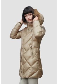 Blauer USA - BLAUER Beżowa damska kurtka Althea Raincoat Long Jackets, Rozmiar M. Kolor: beżowy. Materiał: puch, poliamid. Styl: elegancki