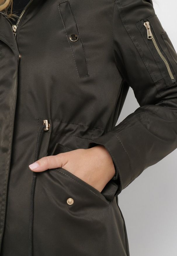 Born2be - Ciemnozielona Kurtka Parka ze Ściągaczem i Kapturem z Futerkiem Kathateia. Okazja: na co dzień. Kolor: zielony. Materiał: futro. Długość rękawa: długi rękaw. Długość: długie. Styl: klasyczny, casual, elegancki