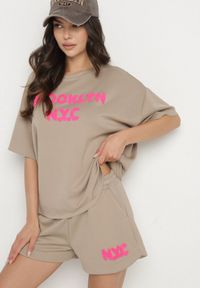 Born2be - Ciemnobeżowy Komplet Oversize z Wiskozą T-shirt i Szorty z Nadrukiem Liravella. Kolor: beżowy. Materiał: wiskoza. Wzór: nadruk #5