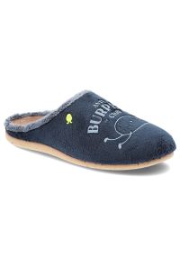 Hot Potatoes by Gioseppo - Granatowe Kapcie Gioseppo-Hot Potatoes Domowe Obuwie Męskie. Okazja: do domu. Kolor: niebieski. Materiał: futro, materiał. Wzór: nadruk, napisy #1